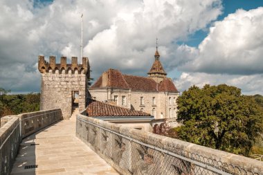 Fransa 'nın Lot bölgesindeki kutsal Rocamadour köyünün yukarısındaki kayalıklarda bulunan şatonun surları.