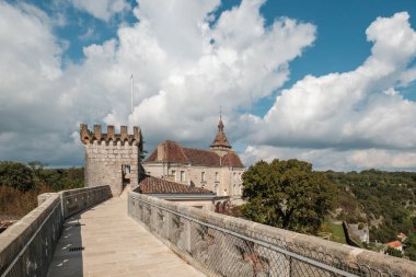 Fransa 'nın Lot bölgesindeki kutsal Rocamadour köyünün yukarısındaki kayalıklarda bulunan şatonun surları.