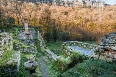 Moulin du Tournefeuille harabeleri, 18. yüzyıldan kalma terkedilmiş bir su değirmeni, Fransa 'nın Lot bölgesindeki Alzou nehri üzerinde Grammat yakınlarında.