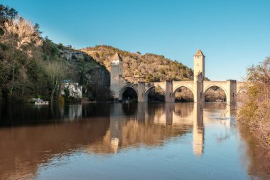Fransa 'nın Cahors kentindeki Lot Nehri' ni geçen bir UNESCO Dünya Mirası Bölgesi olan 14. ve 15. yüzyıl Valentre köprüsü.