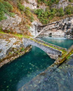 M.Ö. 1. yüzyıla dayanan Fontaine de Chartreux, 137 metre derinliğindeki doğal bir Vauclusian baharı, Fransa 'nın Lot bölgesindeki Cahors kasabasına taze su sağlıyor.