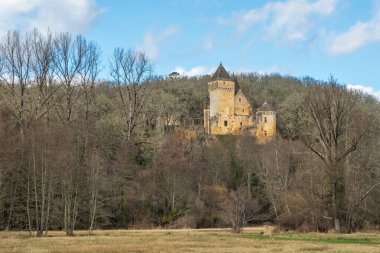 Marquay, Dordogne, Fransa - 25 Şubat 2025: 15. yüzyıl Chateau de Laussel Fransa 'nın Dordogne bölgesinde Marquay ormanlarıyla çevrili