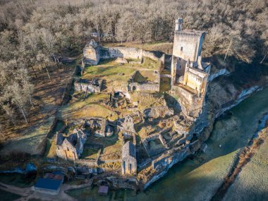 Eyzies, Dordogne, Fransa - 5 Mart 2025: Fransa 'nın Dordogne bölgesindeki ortaçağ 12. yüzyıl Chateau de Commarque' ının kalıntılarının havadan görünüşü