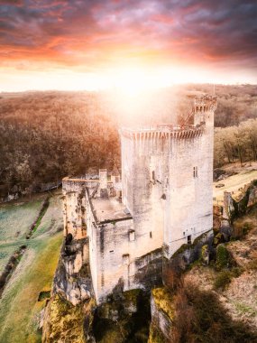 Eyzies, Dordogne, Fransa - 5 Mart 2025: Fransa 'nın Dordogne bölgesindeki ortaçağ 12. yüzyıl Chateau de Commarque üzerinde gün doğumunun havadan görünüşü