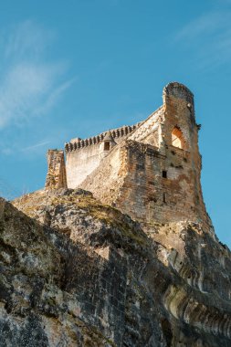 Eyzies, Dordogne, Fransa - 5 Mart 2025: Fransa 'nın Dordogne bölgesindeki ortaçağ 12. yüzyıl Chateau de Commarque kalıntıları üzerinde sabah güneşi