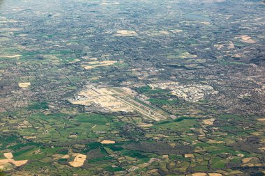 İngiltere 'de Batı Sussex' in Gatwick Havaalanı ve çevre kasabaları, köyleri ve kırsalının havadan görüntüsü