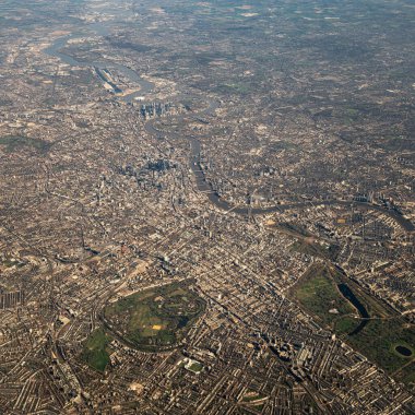 Hyde Park, Regents Park ve Buckingham Palace ile birlikte Londra şehrinin ve İngiltere Thames nehrinin havadan görünüşü
