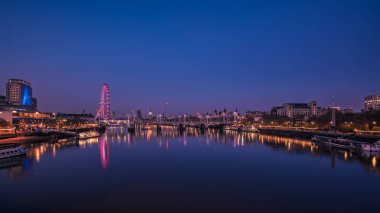 Londra, İngiltere, Birleşik Krallık - 11 Nisan 2025: Thames Nehri üzerinde şafak söküyor, önplanda Festival Salonu ile Londra Gözü ve uzakta Büyük Ben ve Parlamento Evleri