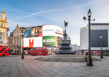 Londra, İngiltere, Birleşik Krallık - 11 Nisan 2025: Sabah erken saatlerde Eros heykelinde ve Londra, İngiltere 'deki Piccadilly Sirki' ndeki ikonik reklam stoklarında