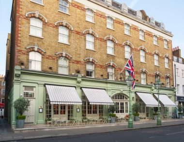Londra, İngiltere - 28 Nisan 2025: Union Jack, Fitzrovia, Londra 'da Firmdale Otelleri' ne ait Charlotte Street Hotel 'in önünde 5 yıldızlı lüks bir butik otelde asılı duruyor.