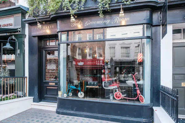 Londra, İngiltere - 28 Nisan 2025: Ted 'in Bakım Odası, Londra Charlotte Caddesi' nde Ted Baker 'ın üst sınıf berberi.
