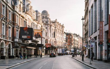 Londra, İngiltere - 28 Nisan 2025: Londra 'nın batı yakasındaki Shatesbury Bulvarı' nda gösterilerini tanıtan tiyatrolar