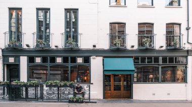 Londra, İngiltere - 28 Nisan 2025: Groucho Club, Londra 'nın başkenti Soho' da bulunan Dean Street 'te 1985 yılında kurulan özel üye kulübüdür.