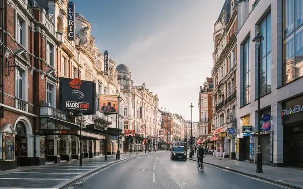 Londra, İngiltere - 28 Nisan 2025: Londra 'nın batı yakasındaki Shatesbury Bulvarı' nda gösterilerini tanıtan tiyatrolar