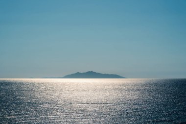 İtalya 'nın Elba adası Akdeniz' de sabah güneşiyle aydınlandı.