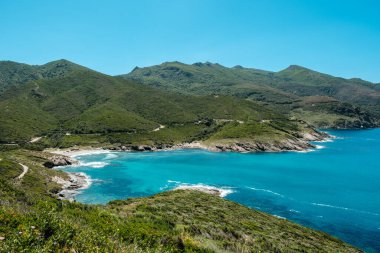 Plage d 'Aliso ve turkuaz Akdeniz, Korsika' daki Kaptan Corse 'un batı kıyısında.