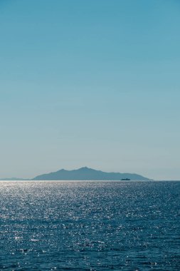 İtalya 'nın Elba adasından bir feribot geçiyor. Sabah güneşiyle birlikte Akdeniz' de parıldıyor.