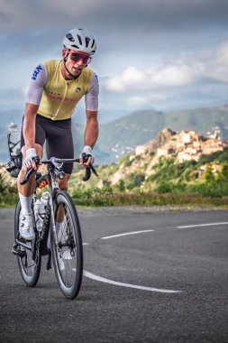 Speloncato, Korsika, Fransa - 25 Mayıs 2025: Louis Defaut, 200 km tamamladıktan sonra Col de Battaglia 'ya ulaşan 2025 BikingMan Ultra Korsika yarışının üçüncüsüdür. Bisikletçi Korsika yıllık 1000 kilometrelik bir dayanıklılık sistemidir.