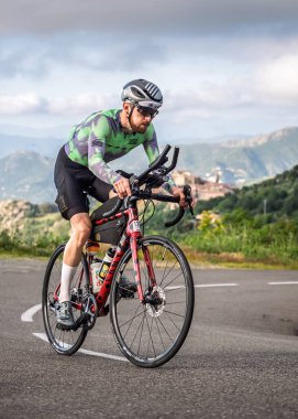 Speloncato, Korsika, Fransa - 25 Mayıs 2025: Lorris Pasquier, 200 kilometreyi tamamladıktan sonra Col de Battaglia 'ya ulaşan 2025 Bisikletli Adam Ultra Korsika yarışının lideri. Bisikletçi Korsika yıllık 1000km dayanıklılık döngüsüdür.