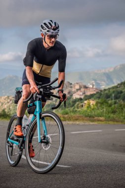 Speloncato, Korsika, Fransa - 25 Mayıs 2025: Emilien Mottet, Speloncato köyünün yukarısındaki Col de Battaglia 'ya ulaşan 2025 BikingMan Ultra Korsika yarışında ikinci oldu. Bisikletçi Korsika yıllık 1000 kilometrelik bir dayanıklılıktır.