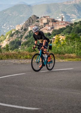 Speloncato, Korsika, Fransa - 25 Mayıs 2025: Emilien Mottet, Speloncato köyünün yukarısındaki Col de Battaglia 'ya ulaşan 2025 BikingMan Ultra Korsika yarışında ikinci oldu. Bisikletçi Korsika yıllık 1000 kilometrelik bir dayanıklılıktır.