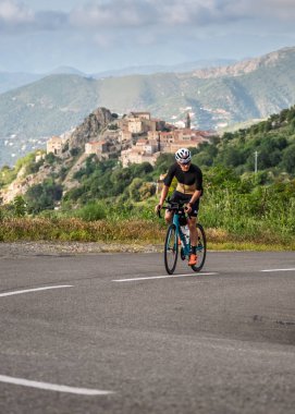 Speloncato, Korsika, Fransa - 25 Mayıs 2025: Emilien Mottet, Speloncato köyünün yukarısındaki Col de Battaglia 'ya ulaşan 2025 BikingMan Ultra Korsika yarışında ikinci oldu. Bisikletçi Korsika yıllık 1000 kilometrelik bir dayanıklılıktır.