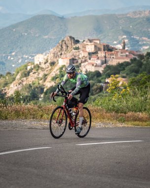 Speloncato, Korsika, Fransa - 25 Mayıs 2025: Lorris Pasquier, 200 kilometreyi tamamladıktan sonra Col de Battaglia 'ya ulaşan 2025 Bisikletli Adam Ultra Korsika yarışının lideri. Bisikletçi Korsika yıllık 1000km dayanıklılık döngüsüdür.