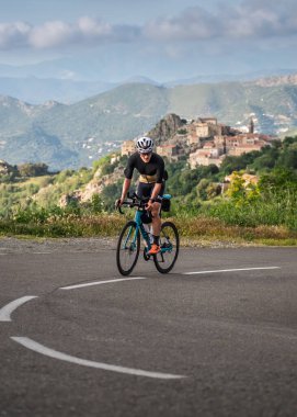 Speloncato, Korsika, Fransa - 25 Mayıs 2025: Emilien Mottet, Speloncato köyünün yukarısındaki Col de Battaglia 'ya ulaşan 2025 BikingMan Ultra Korsika yarışında ikinci oldu. Bisikletçi Korsika yıllık 1000 kilometrelik bir dayanıklılıktır.