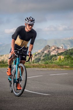 Speloncato, Korsika, Fransa - 25 Mayıs 2025: Emilien Mottet, Speloncato köyünün yukarısındaki Col de Battaglia 'ya ulaşan 2025 BikingMan Ultra Korsika yarışında ikinci oldu. Bisikletçi Korsika yıllık 1000 kilometrelik bir dayanıklılıktır.