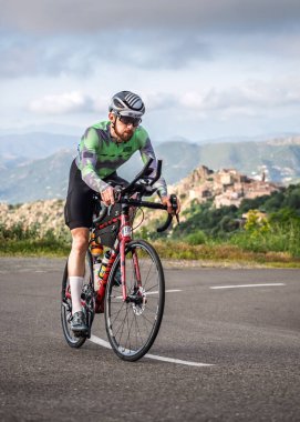 Speloncato, Korsika, Fransa - 25 Mayıs 2025: Lorris Pasquier, 200 kilometreyi tamamladıktan sonra Col de Battaglia 'ya ulaşan 2025 Bisikletli Adam Ultra Korsika yarışının lideri. Bisikletçi Korsika yıllık 1000km dayanıklılık döngüsüdür.