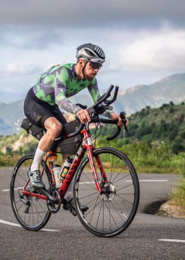 Speloncato, Korsika, Fransa - 25 Mayıs 2025: Lorris Pasquier, 200 kilometreyi tamamladıktan sonra Col de Battaglia 'ya ulaşan 2025 Bisikletli Adam Ultra Korsika yarışının lideri. Bisikletçi Korsika yıllık 1000km dayanıklılık döngüsüdür.