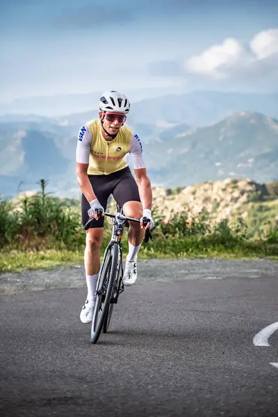 Speloncato, Korsika, Fransa - 25 Mayıs 2025: Louis Defaut, 200 km tamamladıktan sonra Col de Battaglia 'ya ulaşan 2025 BikingMan Ultra Korsika yarışının üçüncüsüdür. Bisikletçi Korsika yıllık 1000 kilometrelik bir dayanıklılık sistemidir.