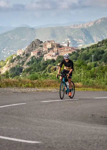 Speloncato, Korsika, Fransa - 25 Mayıs 2025: Emilien Mottet, Speloncato köyünün yukarısındaki Col de Battaglia 'ya ulaşan 2025 BikingMan Ultra Korsika yarışında ikinci oldu. Bisikletçi Korsika yıllık 1000 kilometrelik bir dayanıklılıktır.