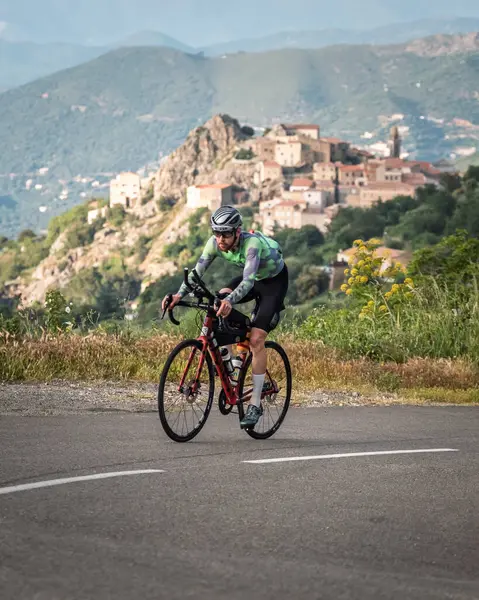 Speloncato, Korsika, Fransa - 25 Mayıs 2025: Lorris Pasquier, 200 kilometreyi tamamladıktan sonra Col de Battaglia 'ya ulaşan 2025 Bisikletli Adam Ultra Korsika yarışının lideri. Bisikletçi Korsika yıllık 1000km dayanıklılık döngüsüdür.