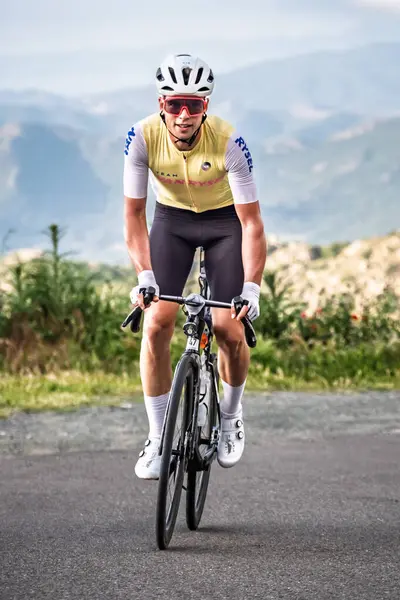 Speloncato, Korsika, Fransa - 25 Mayıs 2025: Louis Defaut, 200 km tamamladıktan sonra Col de Battaglia 'ya ulaşan 2025 BikingMan Ultra Korsika yarışının üçüncüsüdür. Bisikletçi Korsika yıllık 1000 kilometrelik bir dayanıklılık sistemidir.