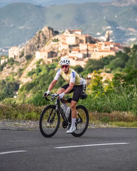 Speloncato, Korsika, Fransa - 25 Mayıs 2025: Louis Defaut, 200 km tamamladıktan sonra Col de Battaglia 'ya ulaşan 2025 BikingMan Ultra Korsika yarışının üçüncüsüdür. Bisikletçi Korsika yıllık 1000 kilometrelik bir dayanıklılık sistemidir.