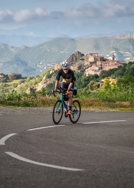 Speloncato, Korsika, Fransa - 25 Mayıs 2025: Emilien Mottet, Speloncato köyünün yukarısındaki Col de Battaglia 'ya ulaşan 2025 BikingMan Ultra Korsika yarışında ikinci oldu. Bisikletçi Korsika yıllık 1000 kilometrelik bir dayanıklılıktır.