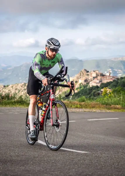 Speloncato, Korsika, Fransa - 25 Mayıs 2025: Lorris Pasquier, 200 kilometreyi tamamladıktan sonra Col de Battaglia 'ya ulaşan 2025 Bisikletli Adam Ultra Korsika yarışının lideri. Bisikletçi Korsika yıllık 1000km dayanıklılık döngüsüdür.