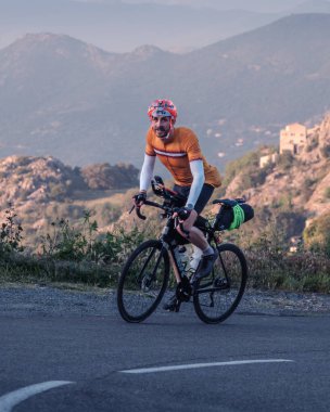 Speloncato, Korsika, Fransa - 25 Mayıs 2025: 2025 Bisikletçi Ultra Korsika yarışında yarışan Bejamin Bodot, Speloncato köyünün yukarısındaki Col de Battaglia 'ya ulaşır.