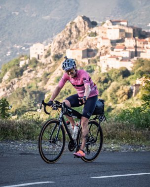 Speloncato, Korsika, Fransa - 25 Mayıs 2025: Frederic Chapelle, 2025 Bisikletçi Ultra Korsika yarışında yarışırken, Speloncato köyünün yukarısındaki Col de Battaglia 'ya ulaştı.