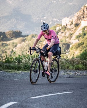 Speloncato, Korsika, Fransa - 25 Mayıs 2025: Frederic Chapelle, 2025 Bisikletçi Ultra Korsika yarışında yarışırken, Speloncato köyünün yukarısındaki Col de Battaglia 'ya ulaştı.