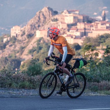 Speloncato, Korsika, Fransa - 25 Mayıs 2025: 2025 Bisikletçi Ultra Korsika yarışında yarışan Bejamin Bodot, Speloncato köyünün yukarısındaki Col de Battaglia 'ya ulaşır.