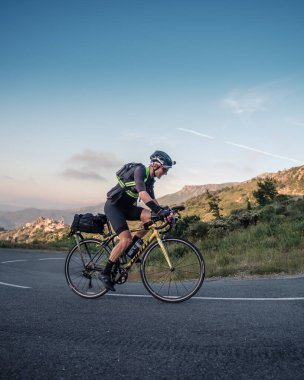 Speloncato, Korsika, Fransa - 25 Mayıs 2025: Bruno Jasserand, 2025 Bisikletçi Ultra Korsika yarışında yarışırken, Speloncato köyünün yukarısındaki Col de Battaglia 'ya ulaştı.