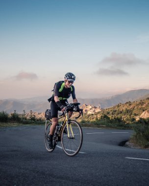 Speloncato, Korsika, Fransa - 25 Mayıs 2025: Bruno Jasserand, 2025 Bisikletçi Ultra Korsika yarışında yarışırken, Speloncato köyünün yukarısındaki Col de Battaglia 'ya ulaştı.