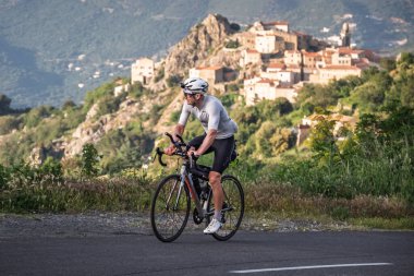 Speloncato, Korsika, Fransa - 25 Mayıs 2025: 2025 Motosikletli Ultra Korsika yarışında yarışan Emmanuel Maurellet, Speloncato köyünün 200 km yukarısındaki Col de Battaglia 'ya ulaştı.