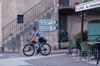 Speloncato, Korsika, Fransa - 25 Mayıs 2025: Sophie Williams, Bisikletçi Korsika bisiklet yarışından 200 km sonra Speloncato köyüne ulaşan ilk kadın oldu.