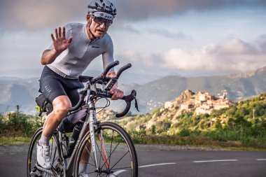 Speloncato, Korsika, Fransa - 25 Mayıs 2025: 2025 Motosikletli Ultra Korsika yarışında yarışan Emmanuel Maurellet, Speloncato köyünün 200 km yukarısındaki Col de Battaglia 'ya ulaştı..