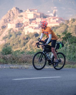 Speloncato, Korsika, Fransa - 25 Mayıs 2025: 2025 Bisikletçi Ultra Korsika yarışında yarışan Bejamin Bodot, Speloncato köyünün yukarısındaki Col de Battaglia 'ya ulaşır.