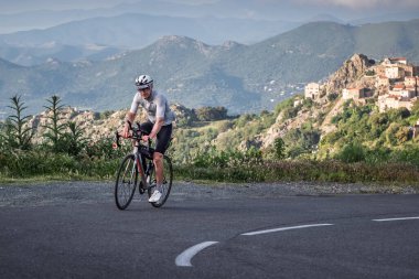 Speloncato, Korsika, Fransa - 25 Mayıs 2025: 2025 Motosikletli Ultra Korsika yarışında yarışan Emmanuel Maurellet, Speloncato köyünün 200 km yukarısındaki Col de Battaglia 'ya ulaştı.