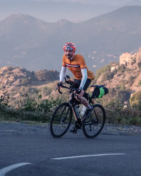 Speloncato, Korsika, Fransa - 25 Mayıs 2025: 2025 Bisikletçi Ultra Korsika yarışında yarışan Bejamin Bodot, Speloncato köyünün yukarısındaki Col de Battaglia 'ya ulaşır.